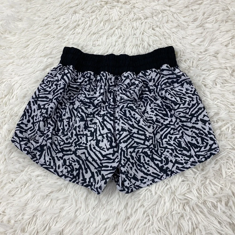 Lululemon Tracker Short III *4-way Stretch Brushed Animal White Black / Black